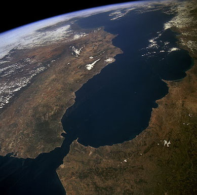 2)   Гібралтарську протоку   - між піренейським півостровом і північно-західним узбережжям Африки, що з'єднує Середземне море і Атлантичний океан