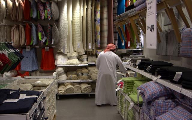 Як правило, товари виробляють в Південно-Східній Азії, вихідці з якої проживають в даній частині Дубая;   Торгові центри, які зустрічаються в будь-якому районі міста:   моли;   Д'юті Фрі