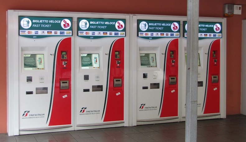 Автомати для продажу квитків в Італії влаштовані дуже просто і зручно: вибираєте в меню потрібний вам мову (російського немає, але є англійська), напрямок, місце, час і тип поїзда: Freccia, Eurocity, Regionale або Regionale Veloce